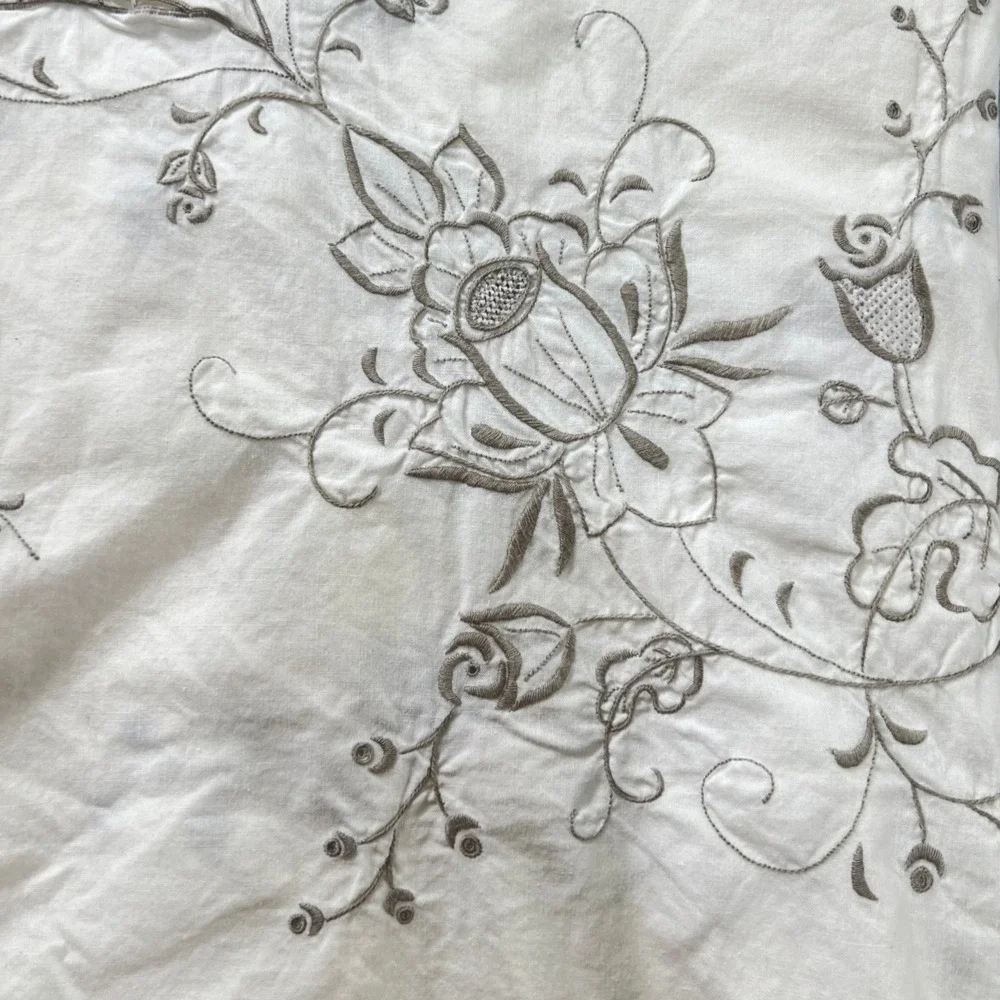 Vintage Antique Hand Embroidered White Linen Tablecloth Scalloped Cutwork Floral